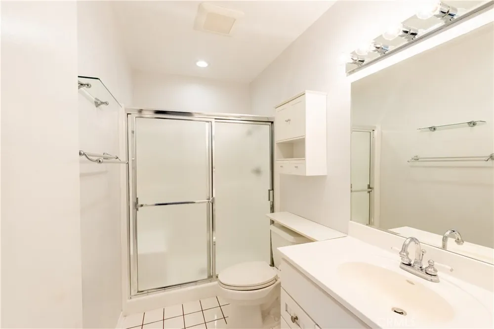 18502 Mayall #B Northridge, CA 91324