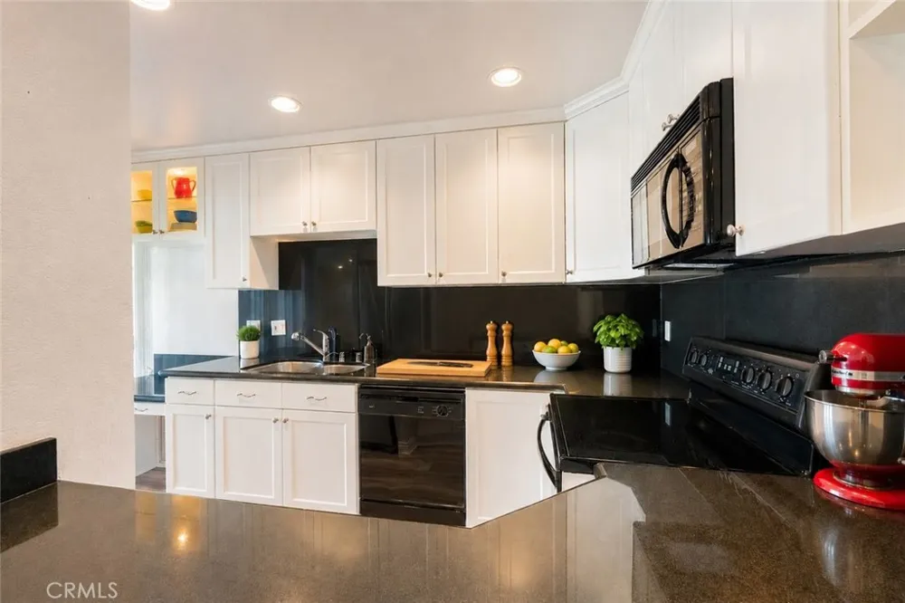 18502 Mayall #B Northridge, CA 91324