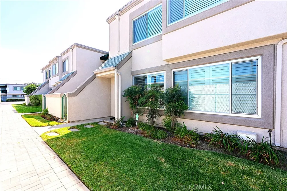 18502 Mayall #B Northridge, CA 91324