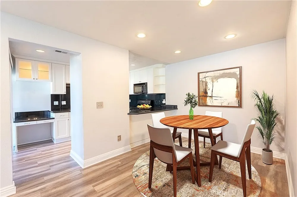 18502 Mayall #B Northridge, CA 91324