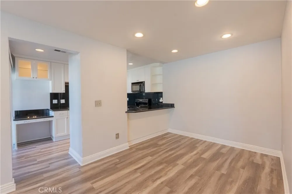 18502 Mayall #B Northridge, CA 91324