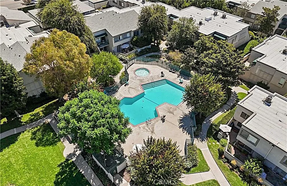 18502 Mayall #B Northridge, CA 91324