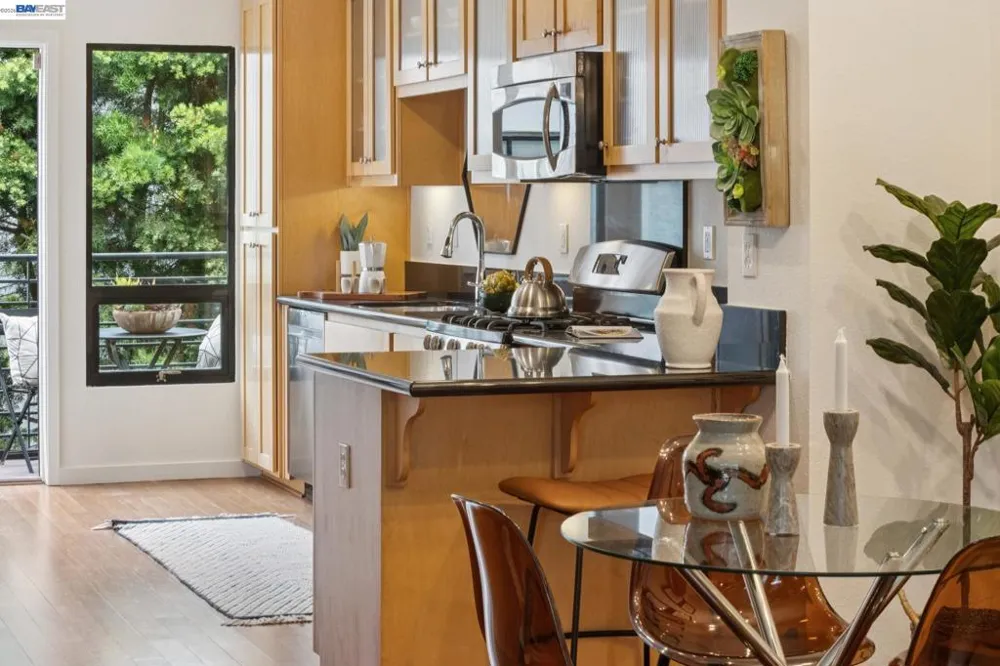 1215 WOOD ST Oakland, CA 94607