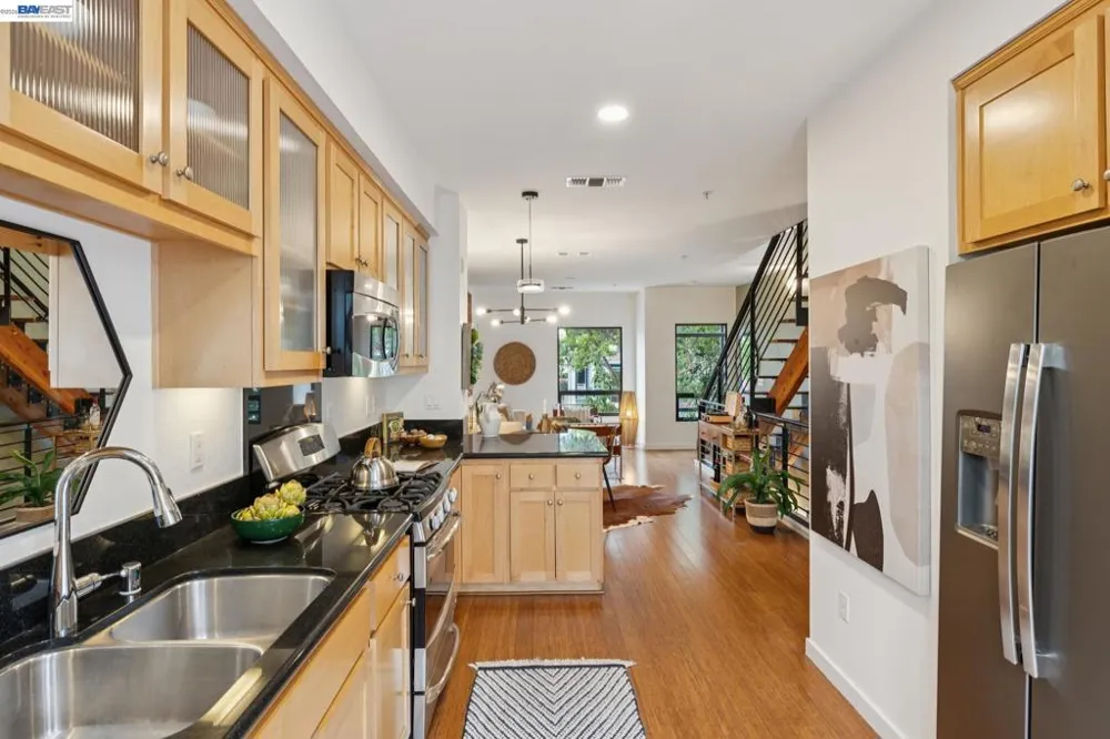 1215 WOOD ST Oakland, CA 94607