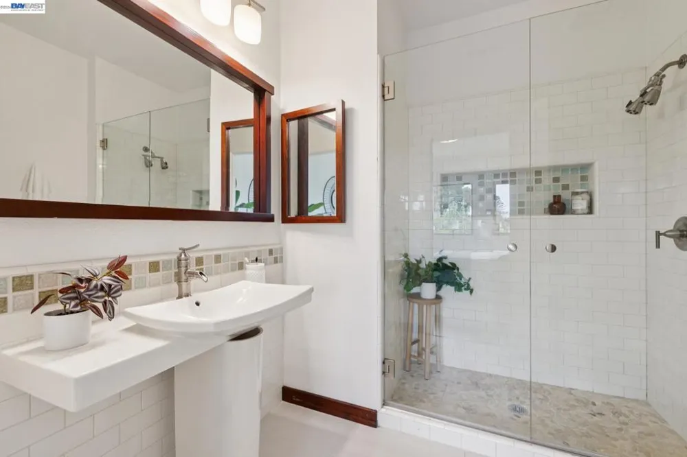 1215 WOOD ST Oakland, CA 94607