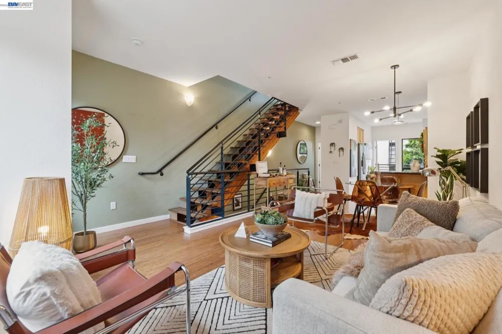 1215 WOOD ST Oakland, CA 94607
