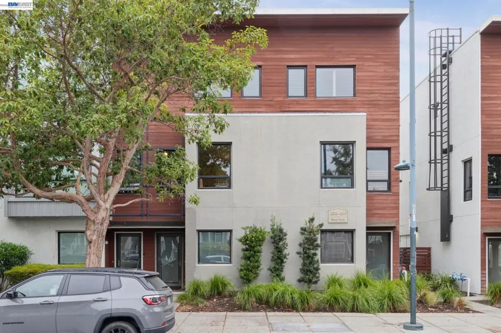 1215 WOOD ST Oakland, CA 94607