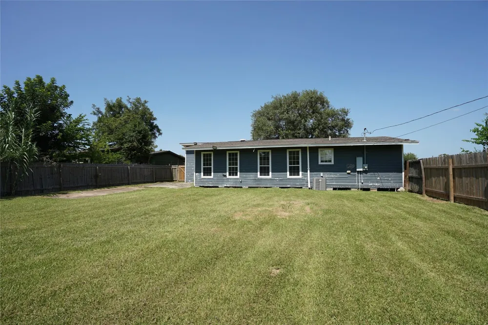 306 Center Way Street Lake Jackson, TX 77566