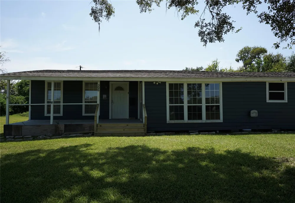 306 Center Way Street Lake Jackson, TX 77566