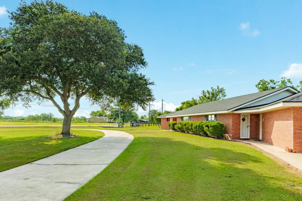 2922 County Road 209 Danbury, TX 77534