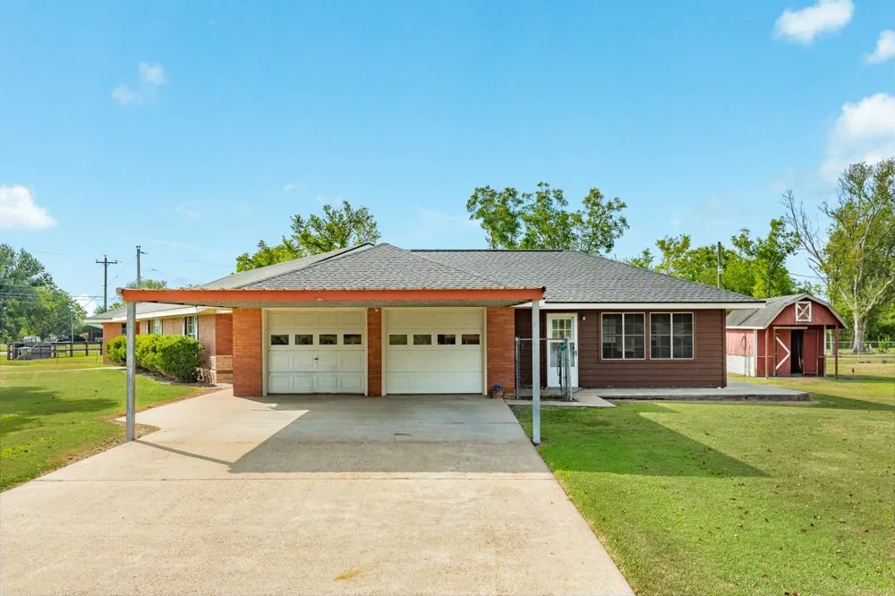 2922 County Road 209 Danbury, TX 77534