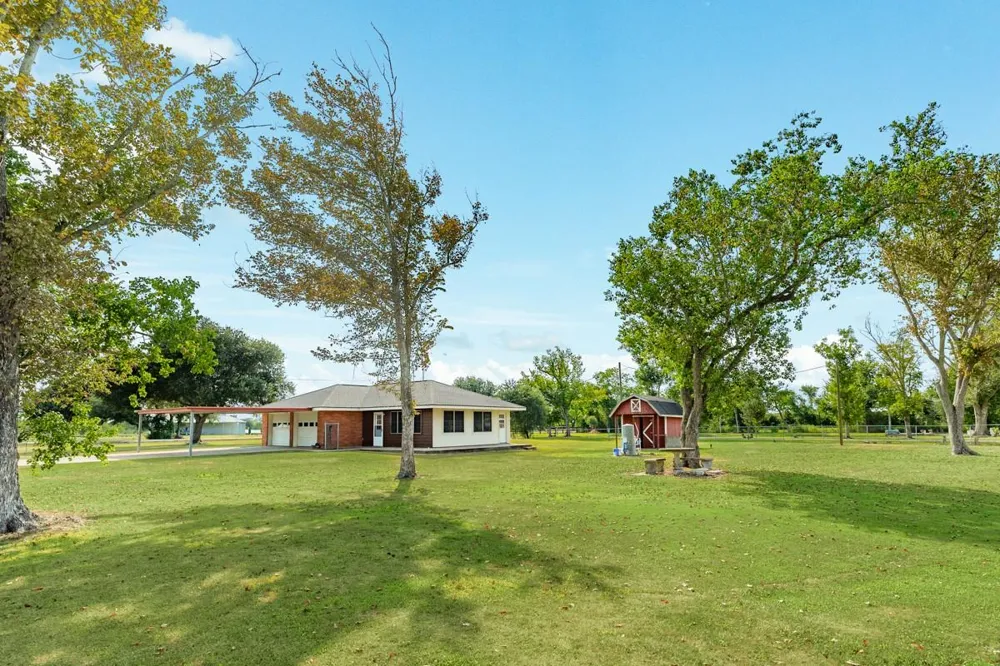 2922 County Road 209 Danbury, TX 77534