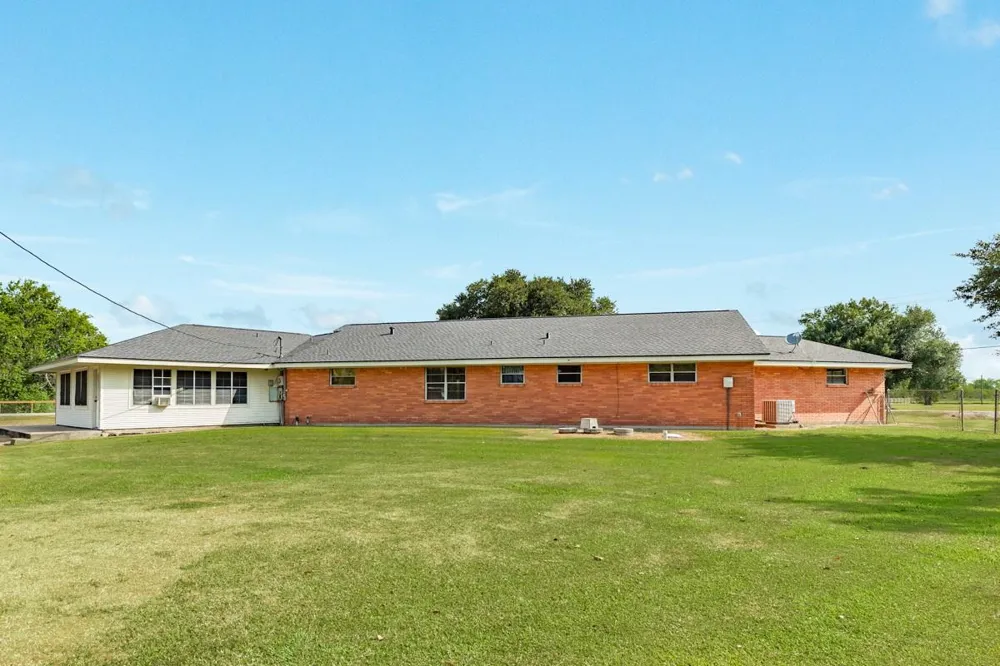 2922 County Road 209 Danbury, TX 77534