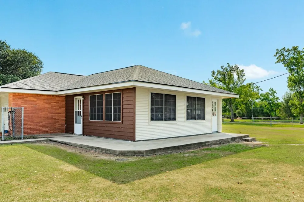 2922 County Road 209 Danbury, TX 77534