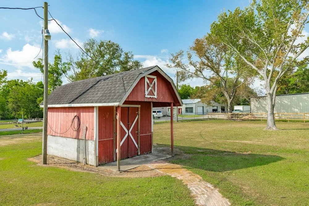 2922 County Road 209 Danbury, TX 77534