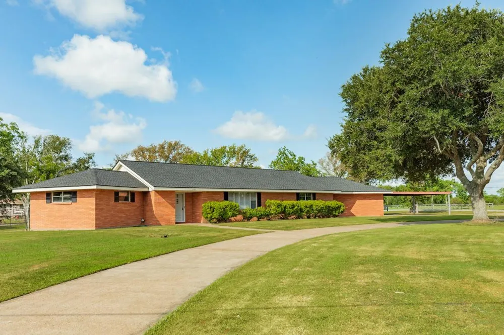 2922 County Road 209 Danbury, TX 77534