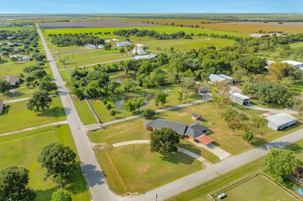 2922 County Road 209 Danbury, TX 77534