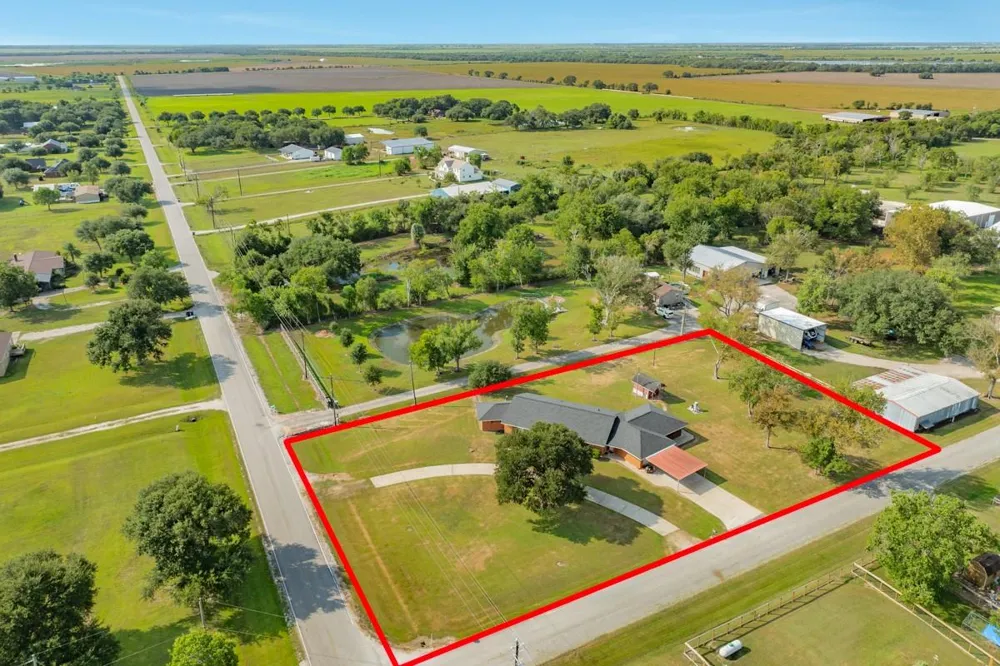 2922 County Road 209 Danbury, TX 77534