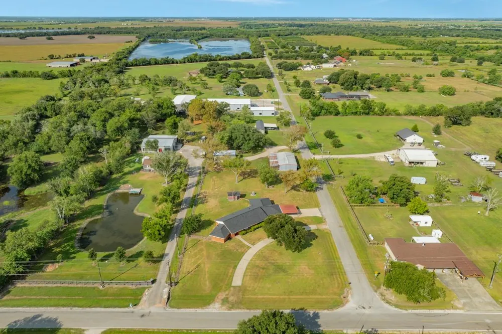2922 County Road 209 Danbury, TX 77534