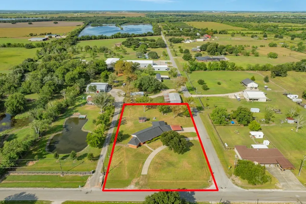 2922 County Road 209 Danbury, TX 77534