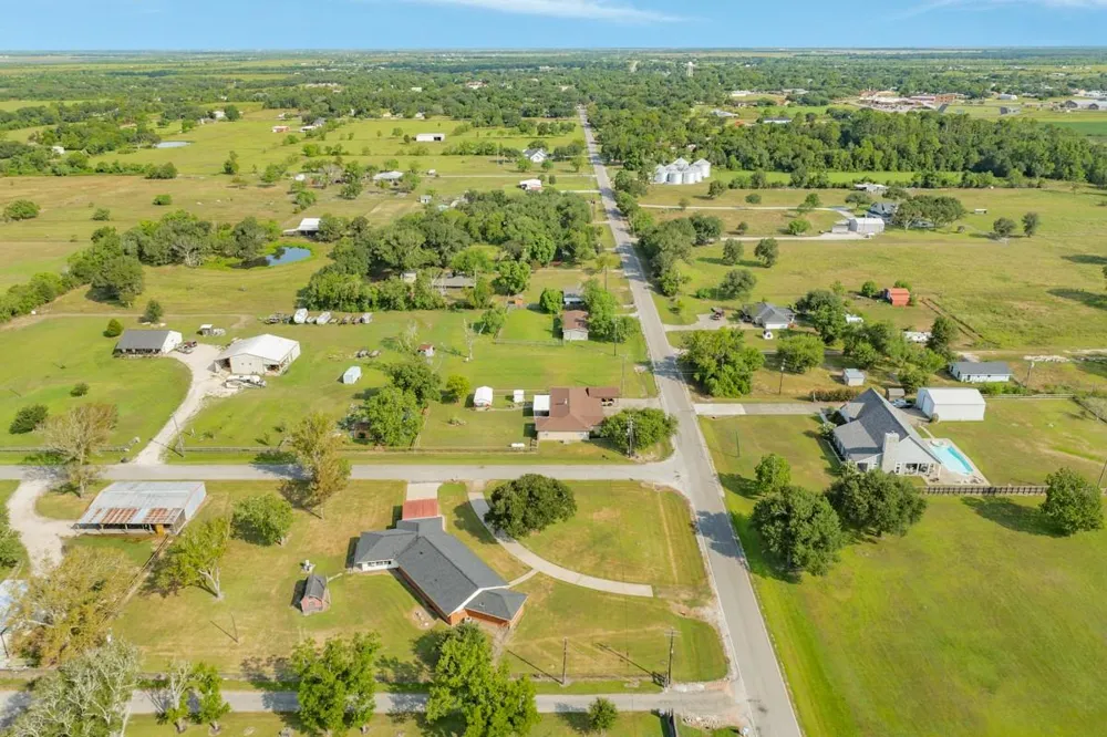 2922 County Road 209 Danbury, TX 77534