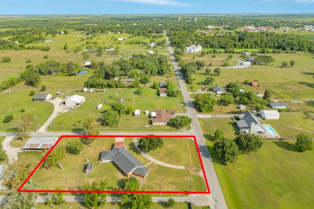 2922 County Road 209 Danbury, TX 77534