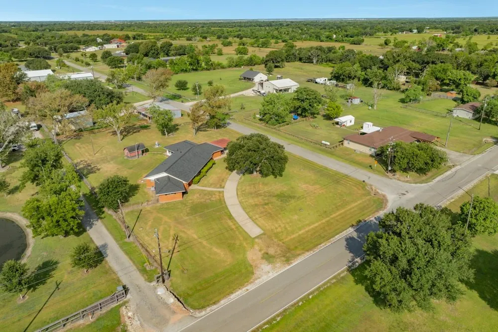 2922 County Road 209 Danbury, TX 77534