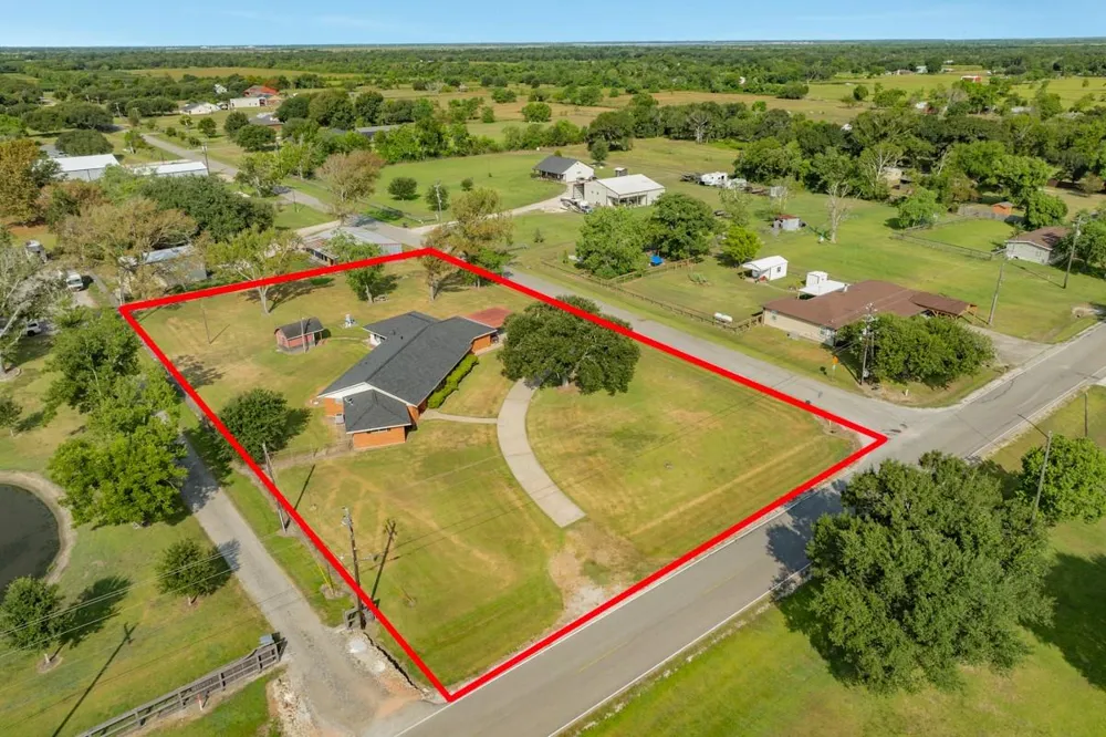 2922 County Road 209 Danbury, TX 77534