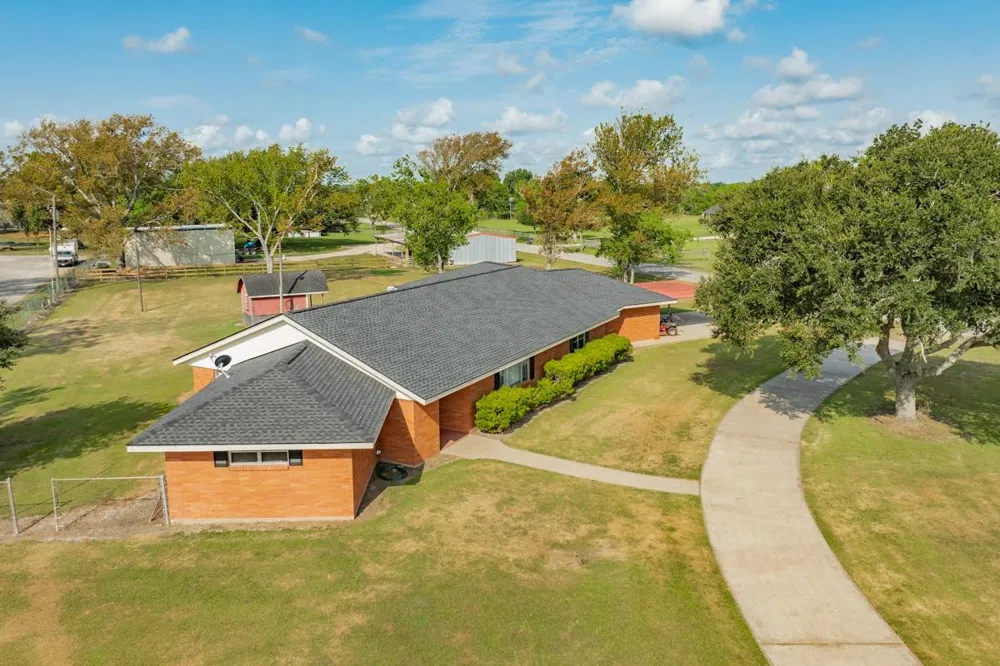 2922 County Road 209 Danbury, TX 77534