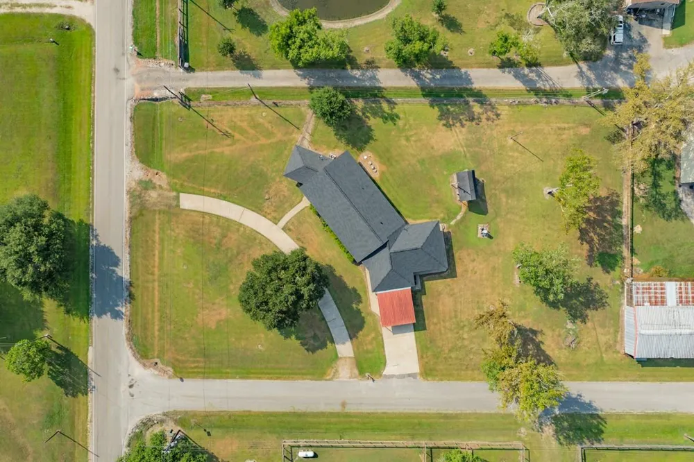 2922 County Road 209 Danbury, TX 77534
