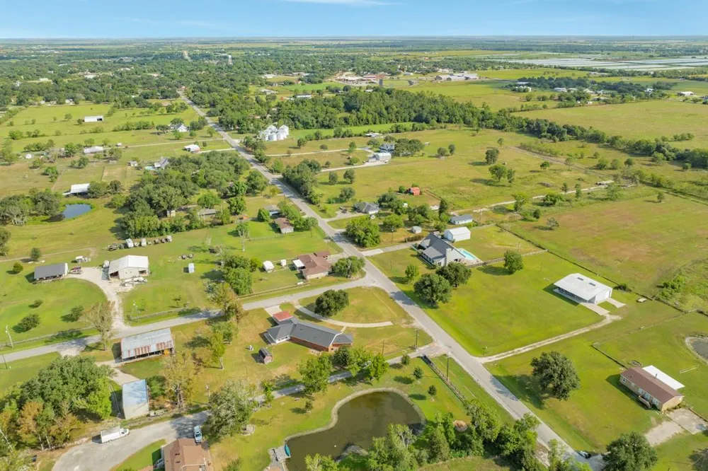 2922 County Road 209 Danbury, TX 77534