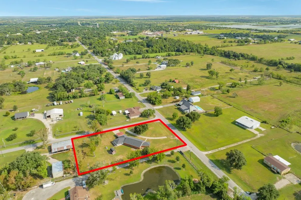 2922 County Road 209 Danbury, TX 77534