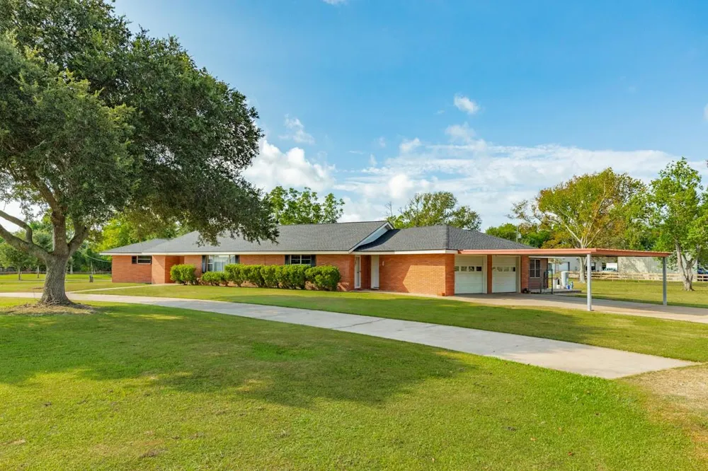 2922 County Road 209 Danbury, TX 77534
