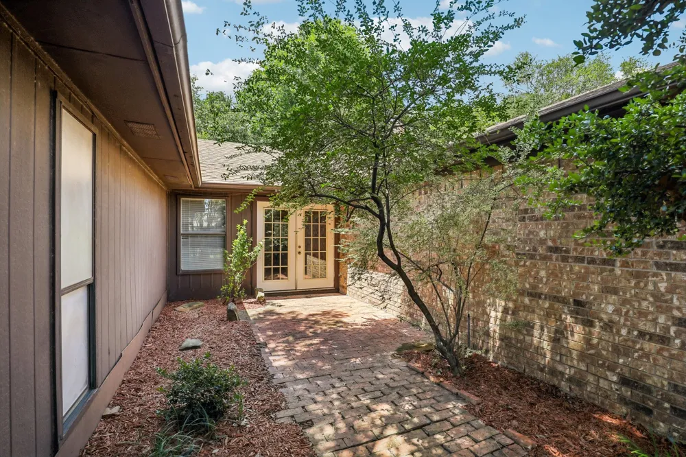 113 E Bancroft Drive Garland, TX 75040