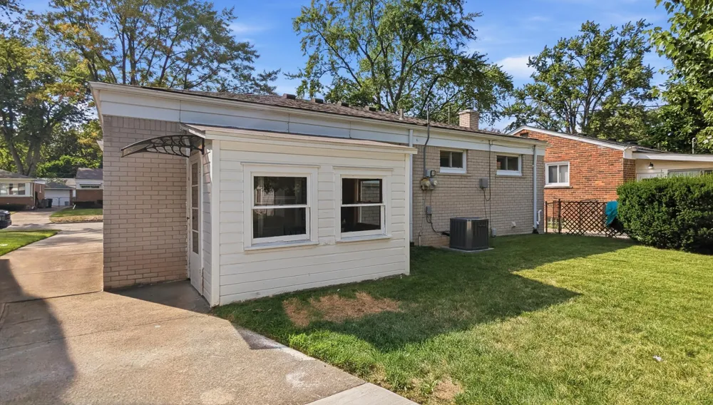 8982 Lucerne Avenue Redford, MI 48239