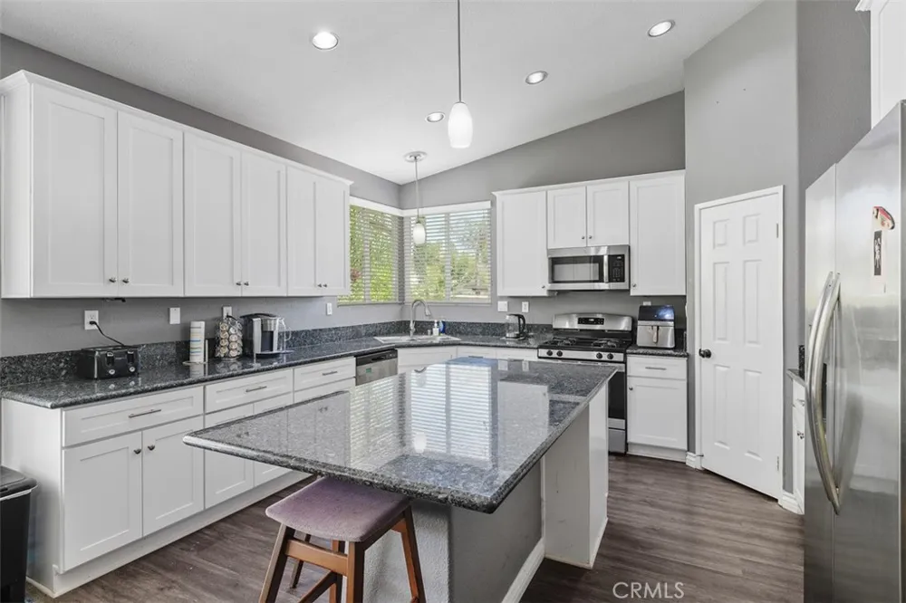 6 Corte Rivera Lake Elsinore, CA 92532
