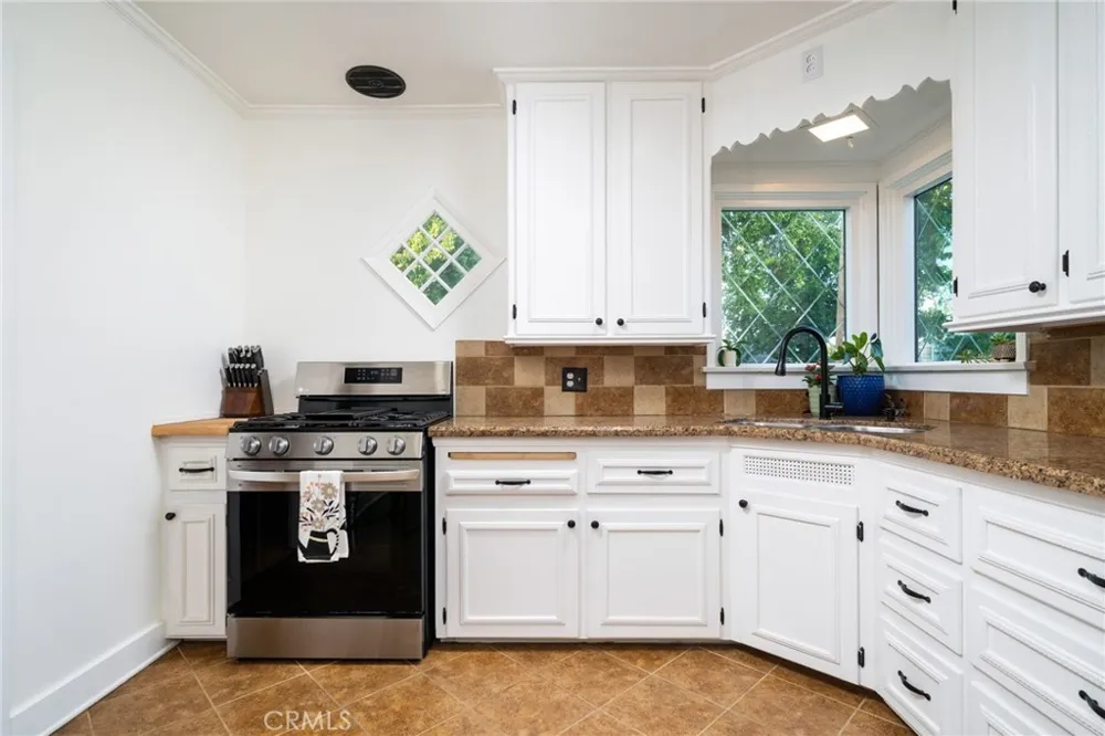 887 1st Avenue Upland, CA 91786