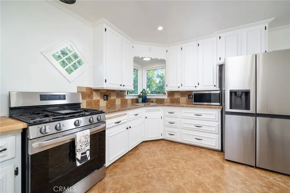 887 1st Avenue Upland, CA 91786