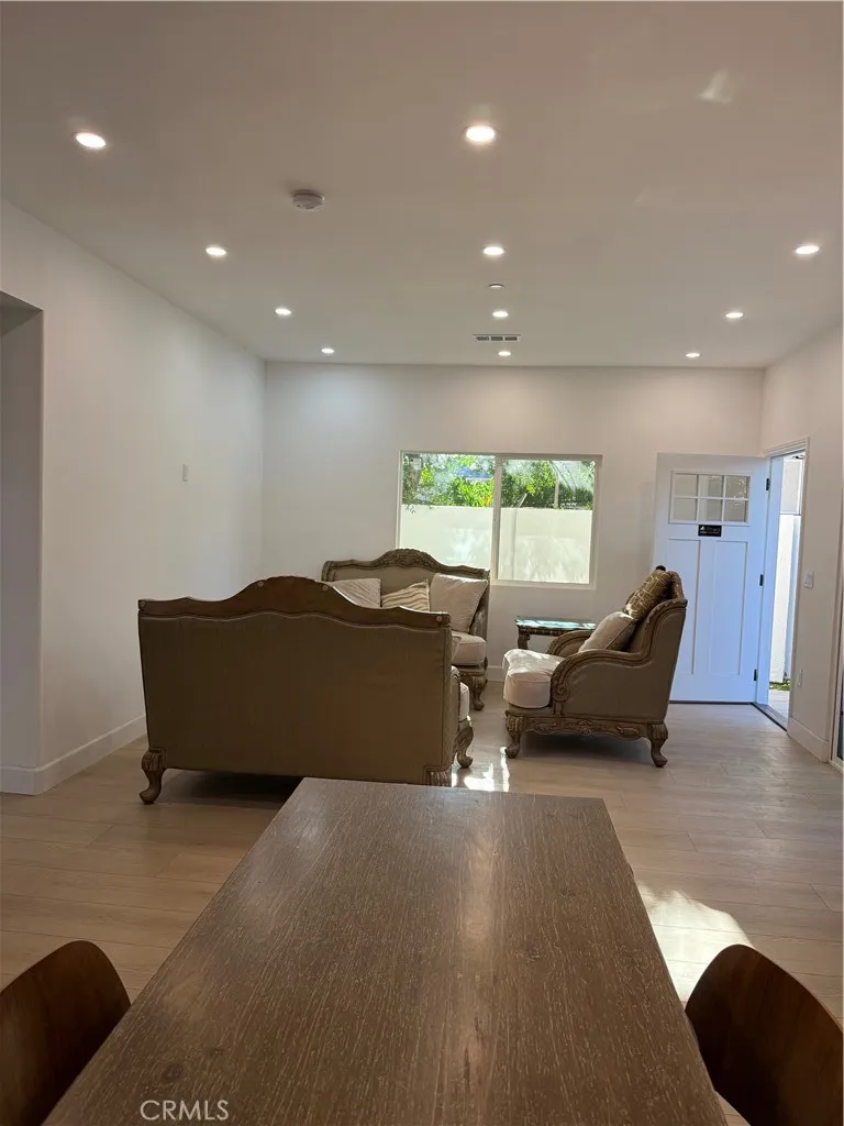 7035 RHEA Reseda, CA 91335