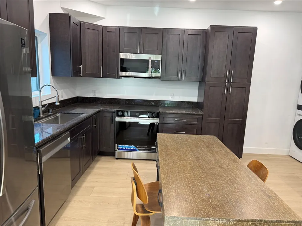 7035 RHEA Reseda, CA 91335