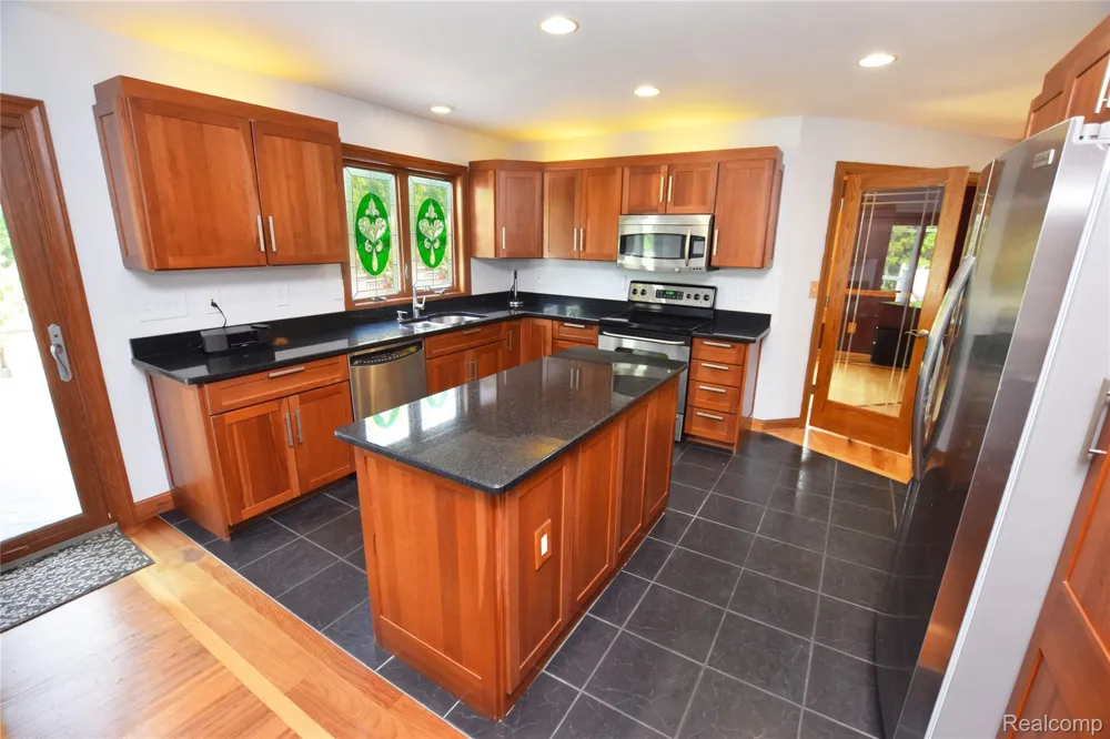 2182 Wiggins Road Fenton Charter Township, MI 48430