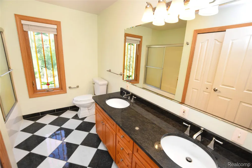 2182 Wiggins Road Fenton Charter Township, MI 48430