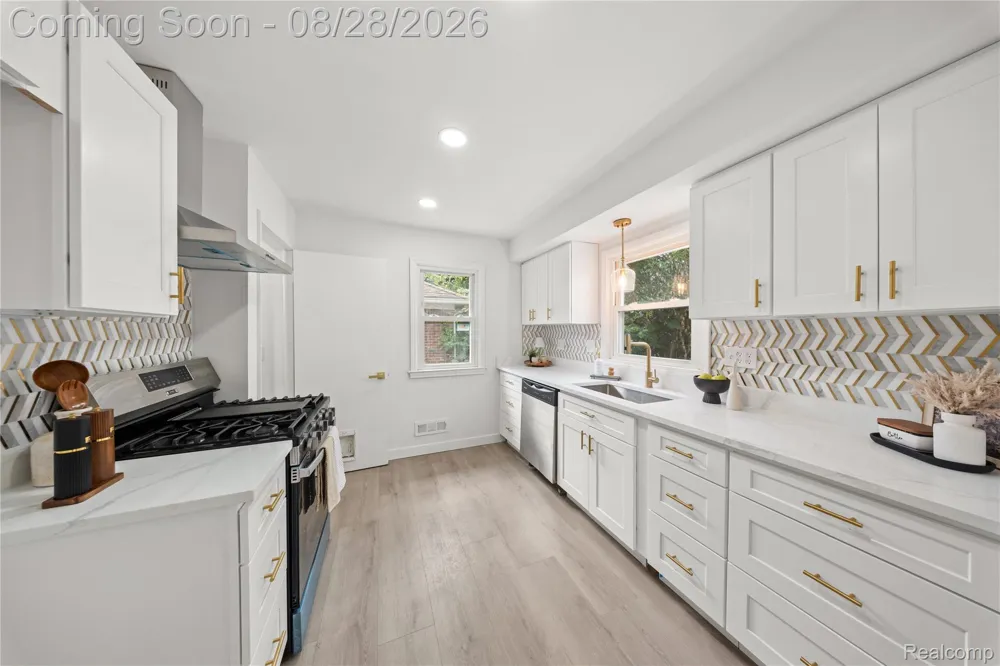 23561 Norwood Street Oak Park City, MI 48237