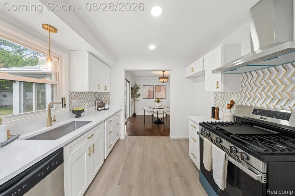 23561 Norwood Street Oak Park City, MI 48237