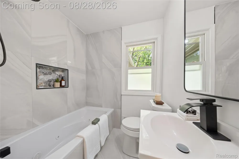 23561 Norwood Street Oak Park City, MI 48237