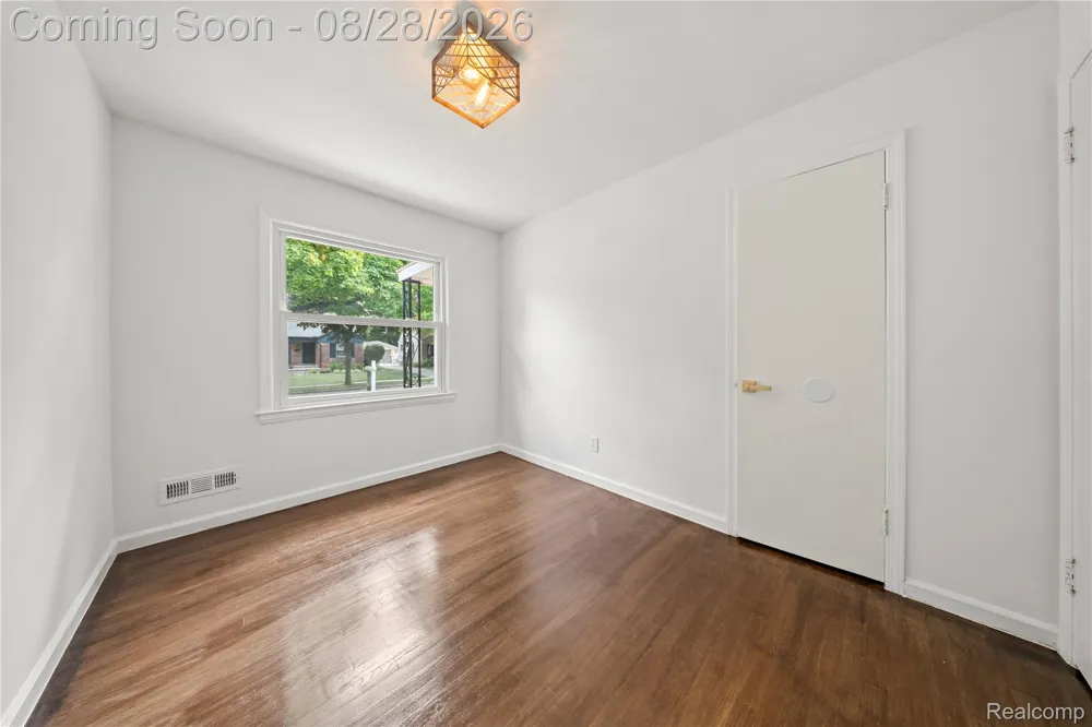 23561 Norwood Street Oak Park City, MI 48237