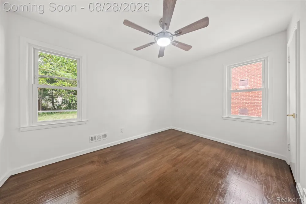 23561 Norwood Street Oak Park City, MI 48237