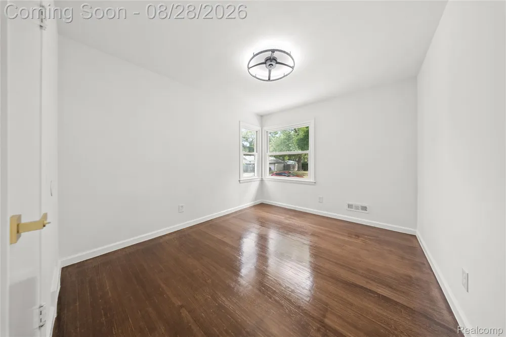 23561 Norwood Street Oak Park City, MI 48237
