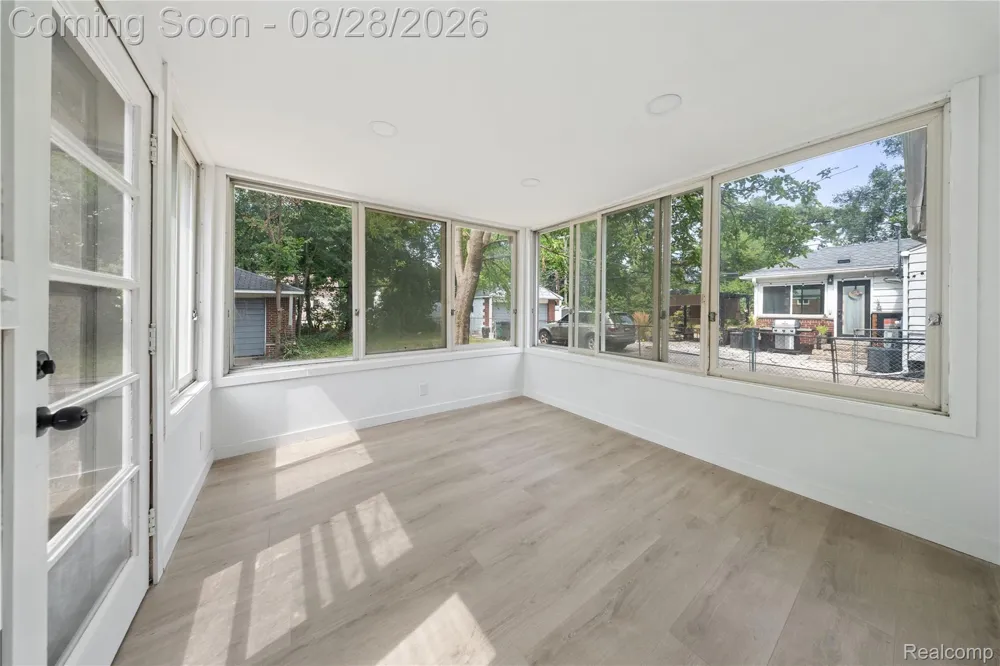 23561 Norwood Street Oak Park City, MI 48237