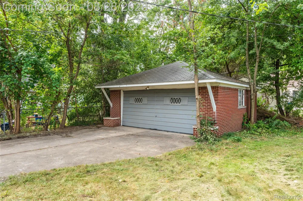23561 Norwood Street Oak Park City, MI 48237